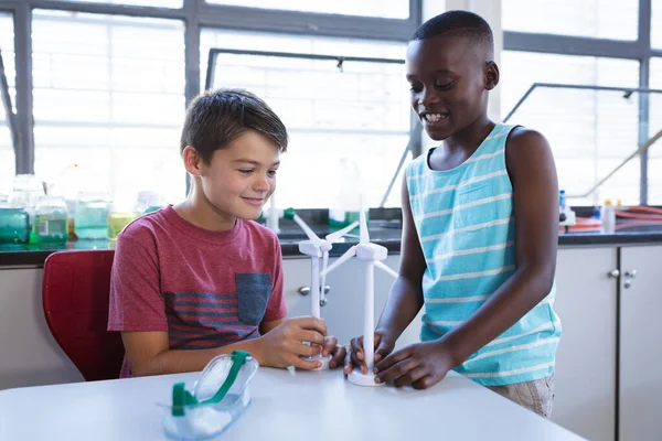 Niño Caucásico Chico Afroamericano Sosteniendo Modelos Molino Viento Clase Ciencias —  Fotos de Stock