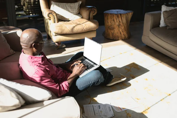 Uomo Anziano Afroamericano Moderno Soggiorno Soleggiato Che Lavora Laptop Stile — Foto Stock