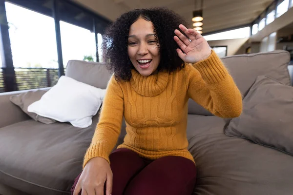 Gemengde Race Vrouw Zittend Bank Woonkamer Het Maken Van Videogesprek — Stockfoto