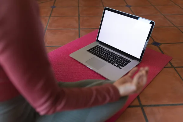 Mujer Salón Practicando Yoga Usando Laptop Estilo Vida Doméstico Disfrutando —  Fotos de Stock