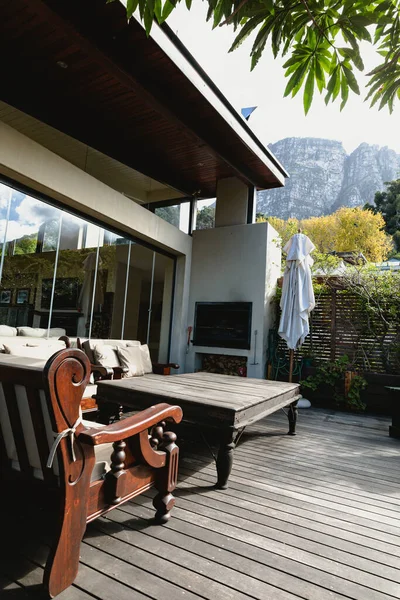 Blick Auf Schöne Luxus Terrasse Und Garten Des Komfortablen Modernen — Stockfoto