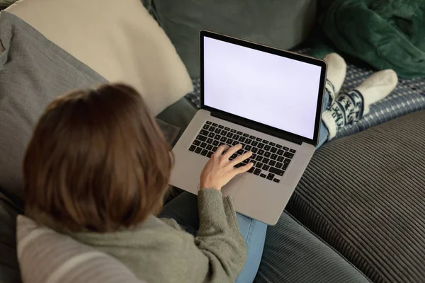 Mulher Caucasiana Sala Estar Sentado Sofá Usando Laptop Estilo Vida — Fotografia de Stock