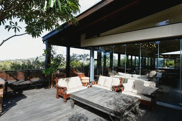 素敵な豪華なテラスと快適な現代の家の庭の眺め 近代建築と国内インテリアデザイン — ストック写真
