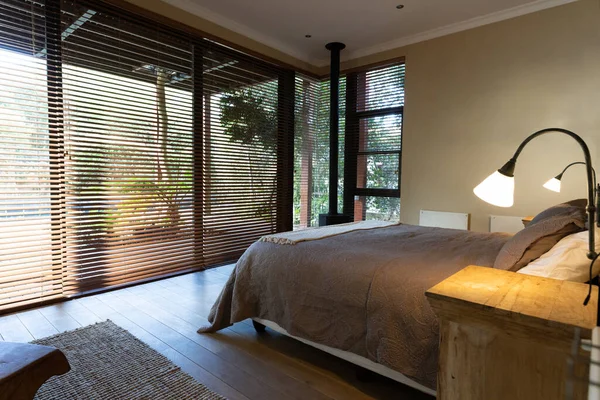 快適な現代の家の美しい豪華なベッドルームのインテリア 近代建築と国内インテリアデザイン — ストック写真