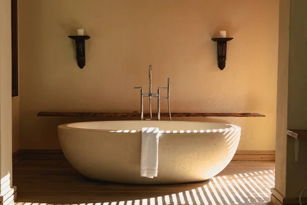Interior Soleado Moderno Baño Lujo Con Hermosa Bañera Diseño Arquitectura —  Fotos de Stock