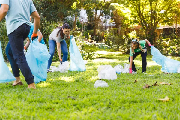 白人父母 儿子和女儿把垃圾扔进了乡下的垃圾袋 生态保护志愿者 农村清洁 — 图库照片