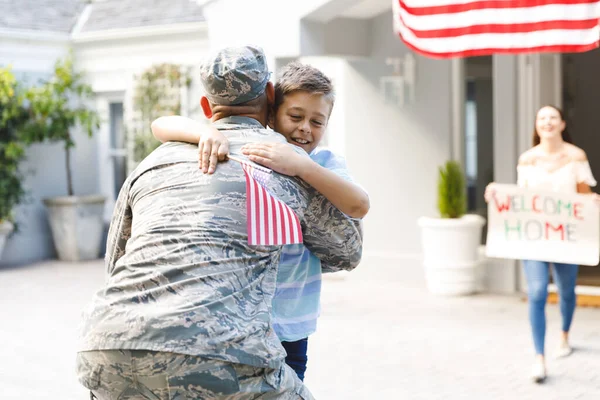 Soldat Masculin Caucasien Avec Fils Femme Extérieur Maison Décorée Avec — Photo