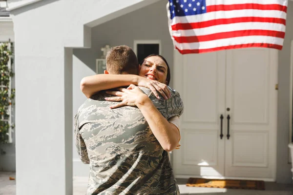 Soldado Caucasiano Abraçando Esposa Fora Casa Decorada Com Bandeira Americana — Fotografia de Stock