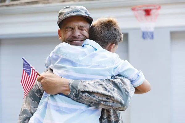 Mosolygó Fehér Férfi Katona Fiával Ház Előtt Amerikai Zászlókat Tartva — Stock Fotó