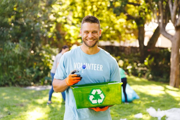 Portrait Caucasian Man Holding Recycling Box Cleaning Countryside Family Eco — Stock Photo, Image