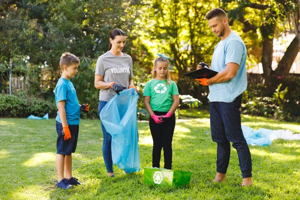 Blanke Ouders Zoon Dochter Die Vuilnis Vuilniszakken Gooien Het Platteland — Stockfoto