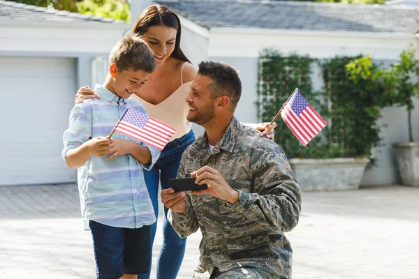 Smiling Caucasian Male Soldier Son Wife House American Flags Tentara — Stok Foto