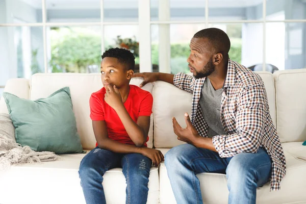 Üzgün Afro Amerikan Oğlu Kanepeye Oturmuş Babasının Oturma Odasında Konuşmasını — Stok fotoğraf