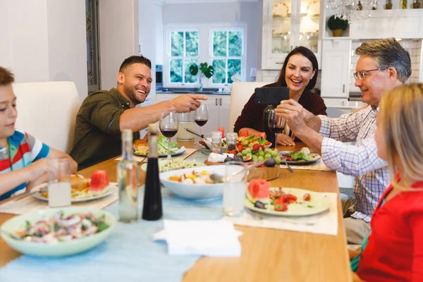 Sonriente Abuelo Caucásico Padres Con Hijo Hija Sentados Mesa Cenando —  Fotos de Stock