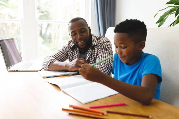 Sonriendo Afroamericano Padre Hijo Sentados Mesa Comedor Trabajando Haciendo Tarea — Foto de Stock