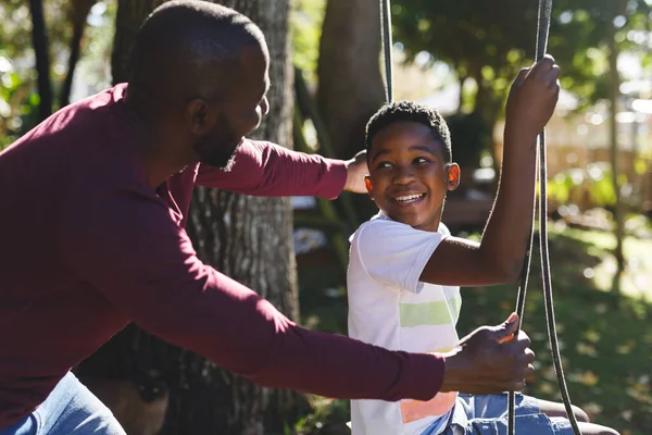 Afroamerikanischer Vater Mit Sohn Der Spaß Hat Und Garten Auf — Stockfoto