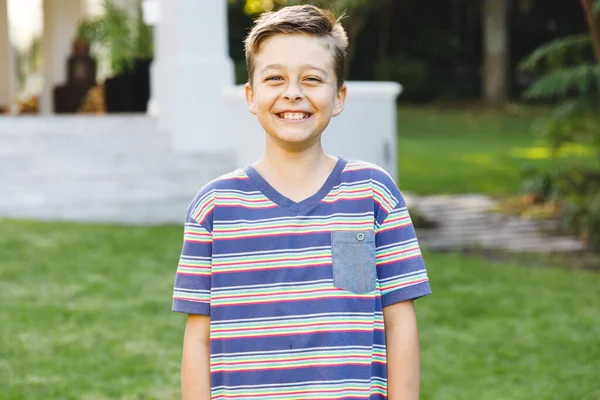 Ritratto Ragazzo Caucasico Sorridente Fuori Casa Che Guarda Telecamera Giardino — Foto Stock