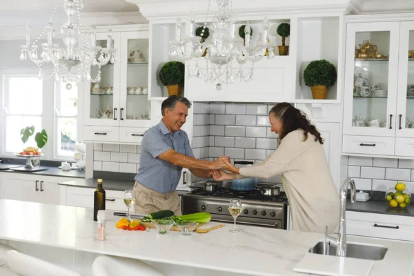 Feliz Pareja Ancianos Caucásicos Cocina Moderna Bailando Juntos Sonriendo Estilo —  Fotos de Stock