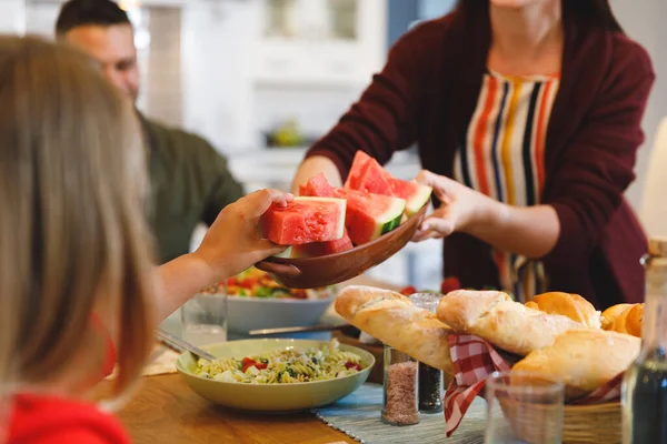 Vit Farfar Och Föräldrar Med Son Och Dotter Som Sitter — Stockfoto