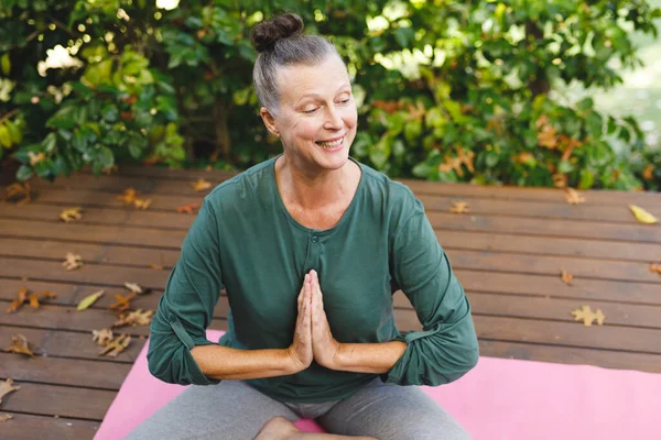 Gelukkige Oudere Blanke Vrouw Die Yoga Beoefent Mediteert Een Zonnige — Stockfoto