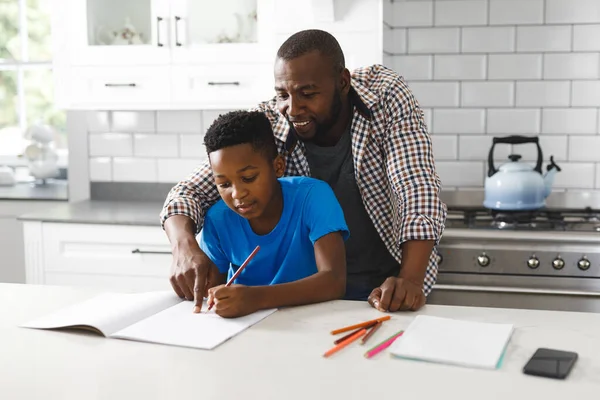 Sorrindo Pai Afro Americano Seu Filho Cozinha Fazendo Trabalhos Casa — Fotografia de Stock