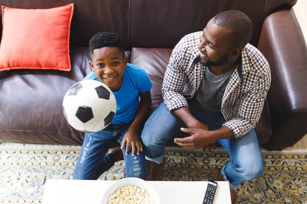 Sorrindo Afro Americano Pai Filho Sentado Sofá Assistindo Jogo Conversando — Fotografia de Stock