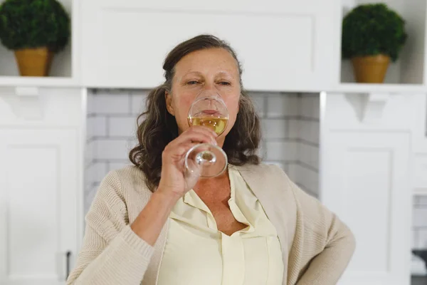 Senior Kaukasische Vrouw Moderne Keuken Met Glas Wijn Drinken Pensionering — Stockfoto