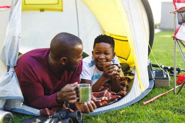 非洲裔美国人的父亲 他的儿子很快乐 躺在帐篷里 花园里喝着酒 家庭呆在家里的时间 — 图库照片