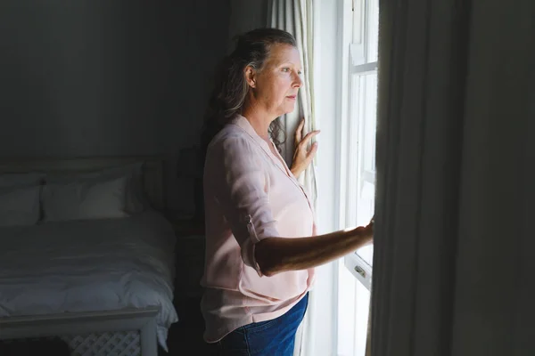 Bedachtzame Oudere Blanke Vrouw Slaapkamer Naast Het Raam Verruimende Gordijnen — Stockfoto