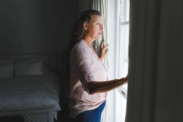 Tankeväckande Seniorkaukasisk Kvinna Sovrummet Står Bredvid Fönstret Breddar Gardinerna Pensionering — Stockfoto