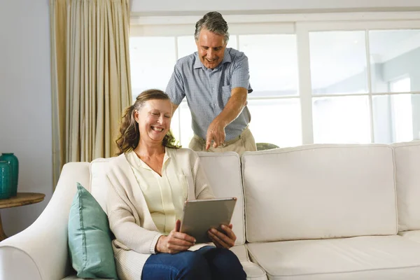 Glad Senior Kaukasiska Par Vardagsrummet Sitter Soffan Med Hjälp Tablett — Stockfoto