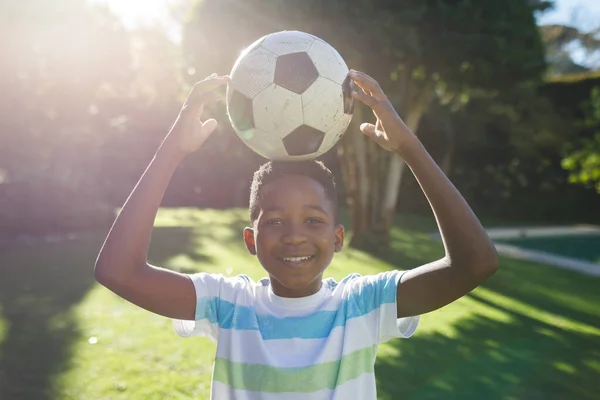 Ritratto Ragazzo Afroamericano Sorridente Che Diverte Gioca Con Calcio Giardino — Foto Stock