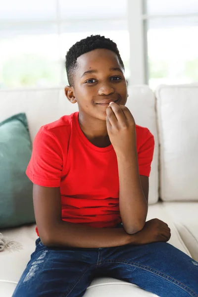 Retrato Niño Afroamericano Sonriente Sentado Sofá Sala Estar Hablando Lenguaje — Foto de Stock