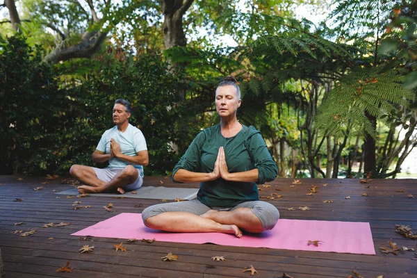 Feliz Pareja Caucásica Mayor Practicando Yoga Meditando Jardín Soleado Estilo — Foto de Stock
