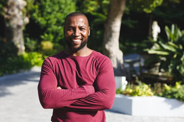Портрет Африканського Американця Руками Перехрестився Посміхаючись Дивлячись Камеру Сонячному Саду — стокове фото