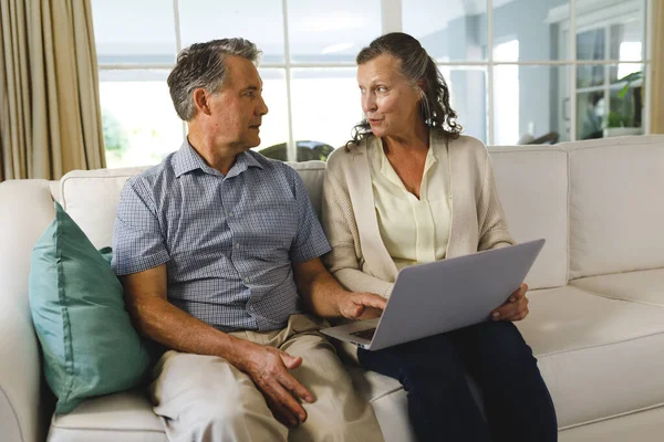 Feliz Pareja Ancianos Caucásicos Sala Estar Sentado Sofá Utilizando Ordenador —  Fotos de Stock