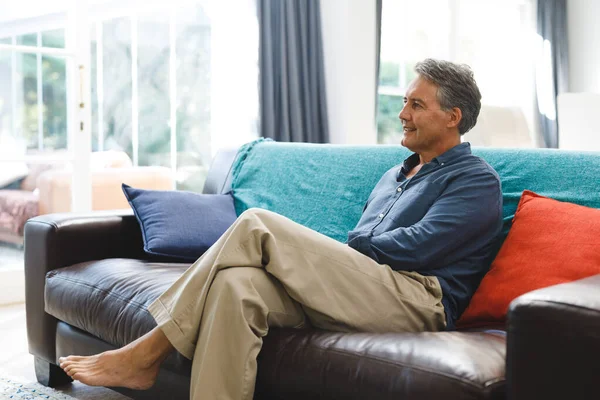 Homem Caucasiano Sênior Feliz Sala Estar Sentado Sofá Estilo Vida — Fotografia de Stock