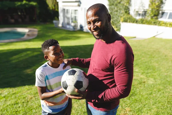 Ritratto Padre Afroamericano Sorridente Con Figlio Che Abbraccia Tiene Calcio — Foto Stock