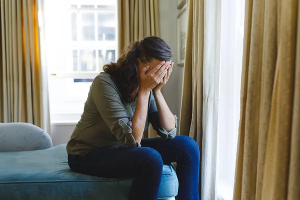 Mujer Caucásica Mayor Estresada Sentada Sofá Por Ventana Que Cubre — Foto de Stock