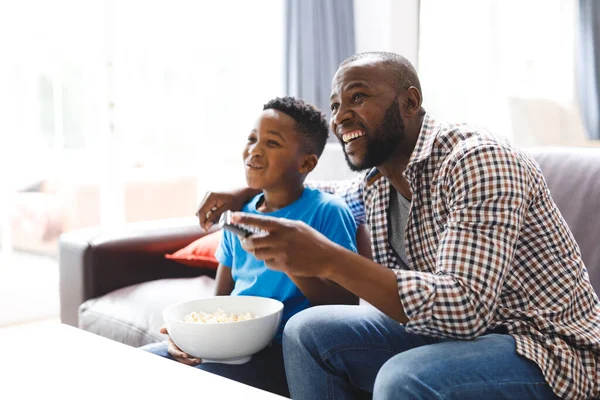 Feliz Afroamericano Padre Hijo Sentado Sofá Viendo Televisión Familia Pasar —  Fotos de Stock