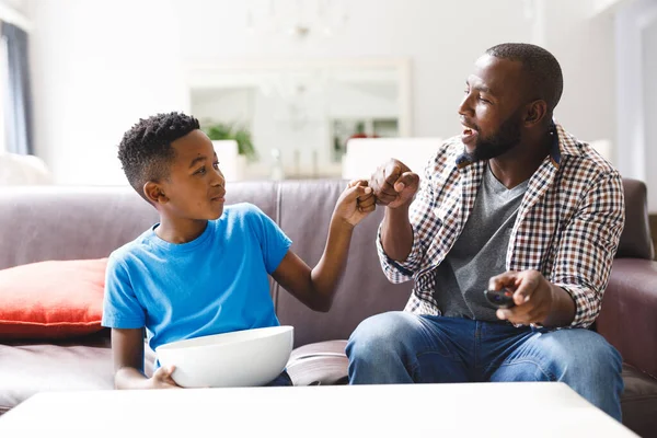 Feliz Afroamericano Padre Hijo Sentado Sofá Puño Golpeando Viendo Televisión — Foto de Stock