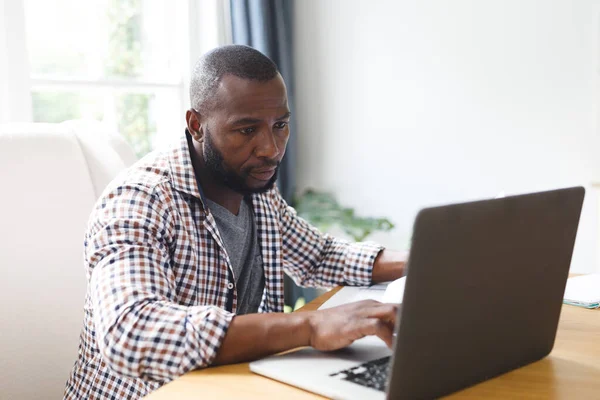 Homme Afro Américain Assis Table Dans Salle Manger Travaillant Distance — Photo