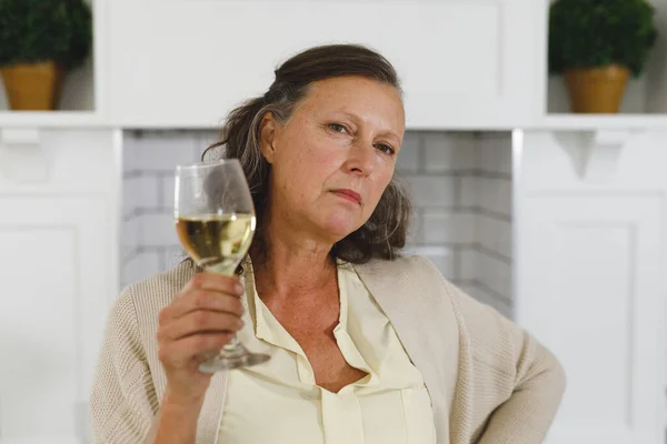 Retrato Mujer Mayor Caucásica Cocina Moderna Sosteniendo Vaso Vino Mirando — Foto de Stock