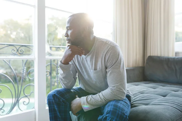 Inquiète Triste Homme Afro Américain Pensant Assis Sur Canapé Regardant — Photo
