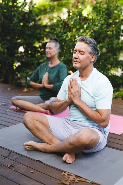 Felice Coppia Caucasica Anziana Praticare Yoga Meditando Giardino Soleggiato Stile — Foto Stock