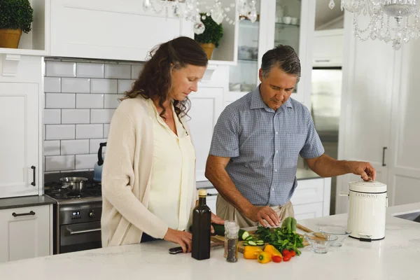 Casal Caucasiano Sênior Cozinha Moderna Cozinhando Juntos Compostagem Resíduos Orgânicos — Fotografia de Stock