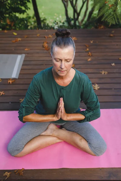 Heureuse Femme Caucasienne Âgée Pratiquant Yoga Méditant Dans Jardin Ensoleillé — Photo