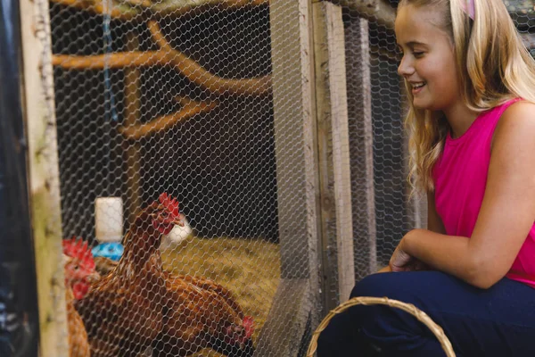 Sonriente Chica Caucásica Recogiendo Huevos Gallinero Jardín Autosuficiencia Pasar Tiempo — Foto de Stock