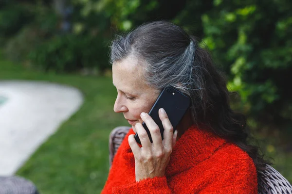 Happy Senior Caucasian Woman Talking Smartphone Garden Retirement Lifestyle Spending — Stock Photo, Image