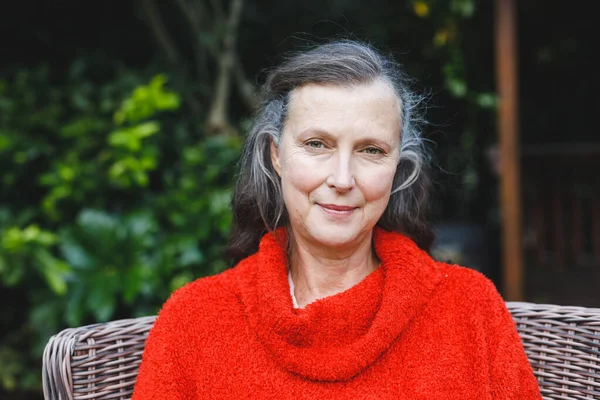 Portrait Femme Caucasienne Âgée Heureuse Regardant Caméra Souriant Dans Jardin — Photo